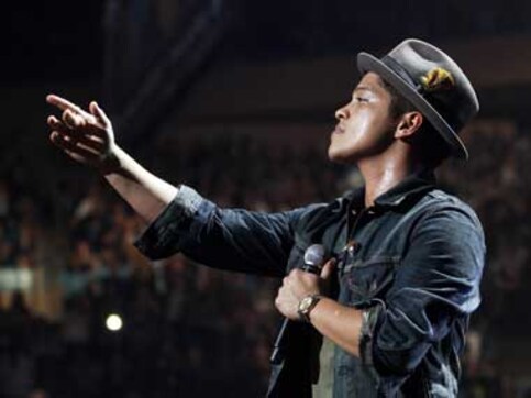 Mars' Lazy Song tops UK Singles, dethrones LMFAO Mars' Lazy Song tops UK Singles, dethrones LMFAO