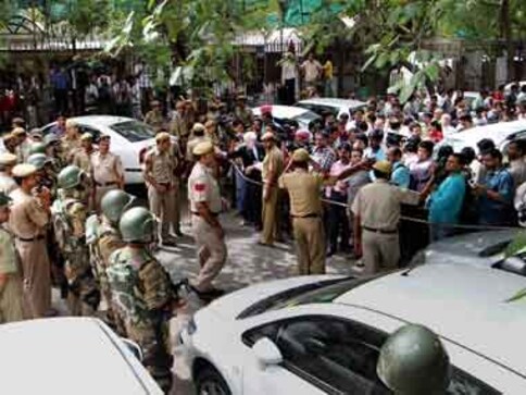 Blast outside Delhi High Court, experts studying device