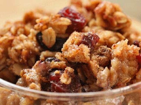 Brekker on the go: Baked oatmeal with berries and nuts