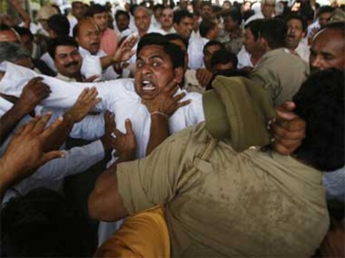 Police struggle to control farmer protests; Rajnath Singh arrested Police struggle to control farmer protests; Rajnath Singh arrested
