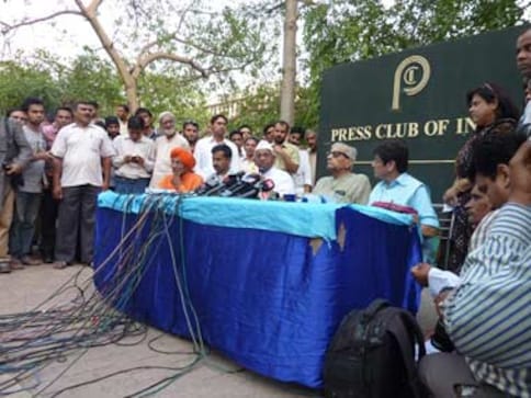 Anna Hazare and co. walk tightrope after Ramdev's exit Anna Hazare and co. walk tightrope after Ramdev's exit