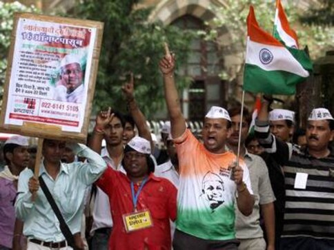 Hazare supporters continue protests in Mumbai