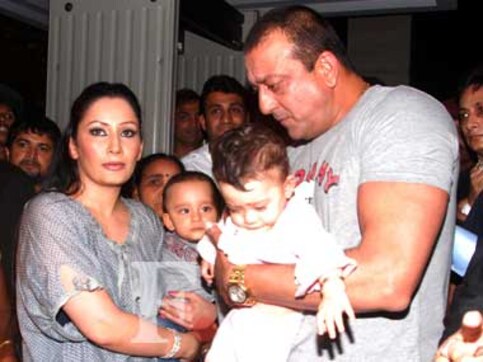 Sanjay Dutt's twins make their paparazzi debut Sanjay Dutt's twins make their paparazzi debut