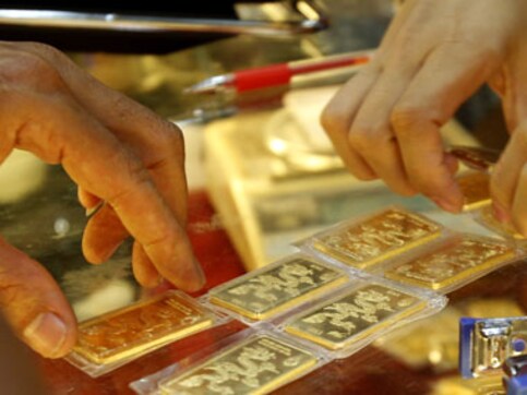 Gold hits record $1,800 per ounce; pegged to soar higher Gold hits record $1,800 per ounce; pegged to soar higher