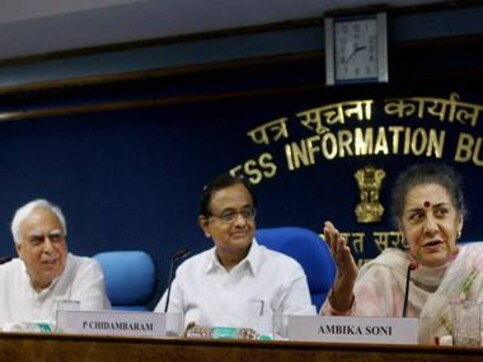 New tactics: Wounded UPA talks sweet to Anna New tactics: Wounded UPA talks sweet to Anna