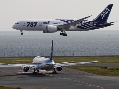 The wait is over, first Boeing 787 touches base in Japan
