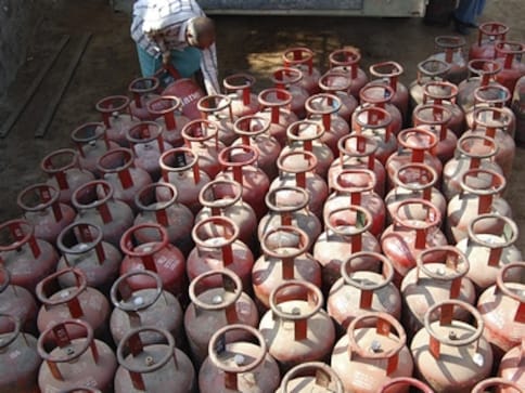 Govt puts off LPG meet, but price hike looks real Govt puts off LPG meet, but price hike looks real