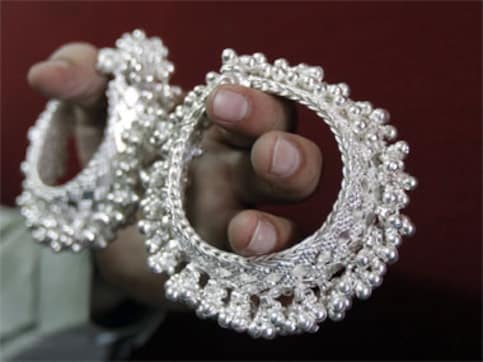Silver tumbles by Rs 5,500, gold down to Rs 28,040 Silver tumbles by Rs 5,500, gold down to Rs 28,040