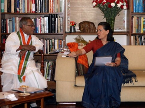 Pranab meets Sonia Gandhi over 2G issue