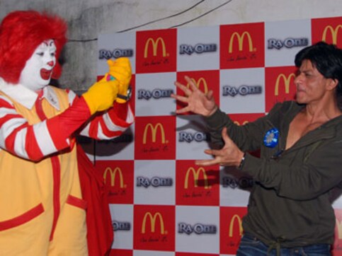 SRK clowns around with Ronald McDonald for Ra.One SRK clowns around with Ronald McDonald for Ra.One