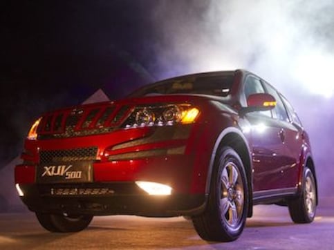 Mahindra unveils entry level XUV500 at Rs 11 lakh Mahindra unveils entry level XUV500 at Rs 11 lakh