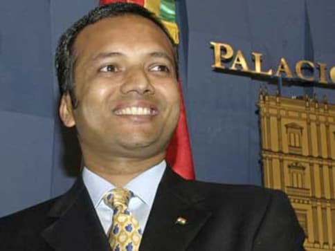 Texas University dedicates school to Naveen Jindal Texas University dedicates school to Naveen Jindal