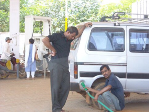 Fuel retailers may cut petrol prices next week Fuel retailers may cut petrol prices next week