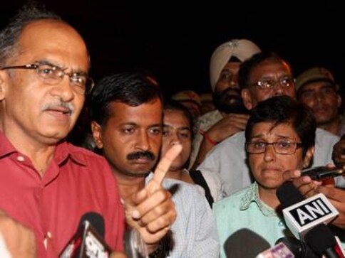 Lokpal: Team Anna accuses govt of diluting ombudsman into a tin-box