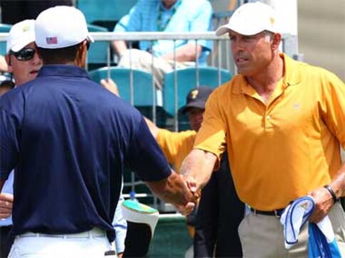 Woods and former caddy Williams defuse tension at first tee