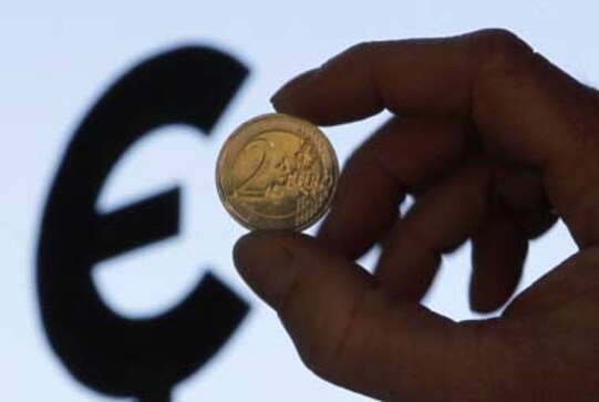 Euro nears 11-month low, all eyes on Italy's bond sale Euro nears 11-month low, all eyes on Italy's bond sale