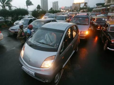 Toll tax collection at Mumbai plazas resumes: Commuters hassled, vehicles caught in snarl-up Toll tax collection at Mumbai plazas resumes: Commuters hassled, vehicles caught in snarl-up