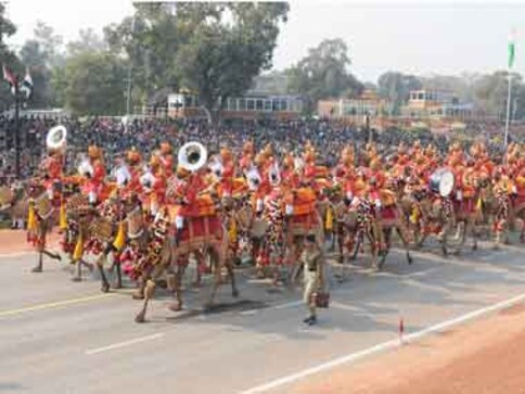 Pakistani militants eye Indian troops using BSF bund
