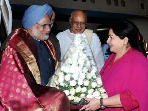 Jaya meets PM; raises Mullaperiyar issue, seeks financial package Jaya meets PM; raises Mullaperiyar issue, seeks financial package