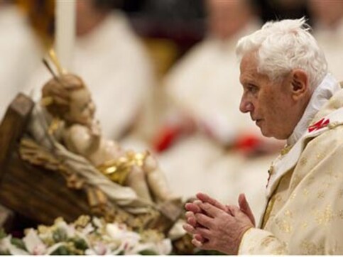 Pope decries commercial glitter of Christmas Pope decries commercial glitter of Christmas