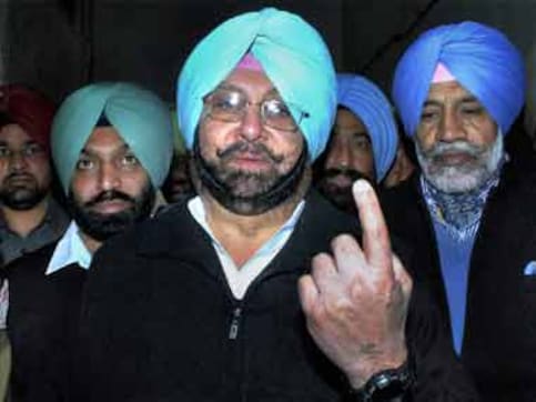 Amarinder Singh casts his vote with entire family Amarinder Singh casts his vote with entire family