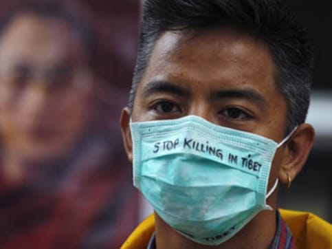 Chinese forces break up Tibetan protest with tear gas Chinese forces break up Tibetan protest with tear gas