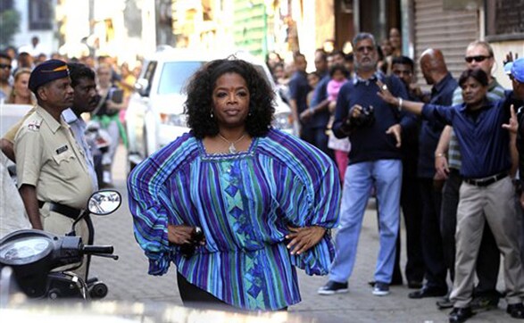 Images: Oprah Winfrey strikes a pose in Colaba, Mumbai Images: Oprah Winfrey strikes a pose in Colaba, Mumbai