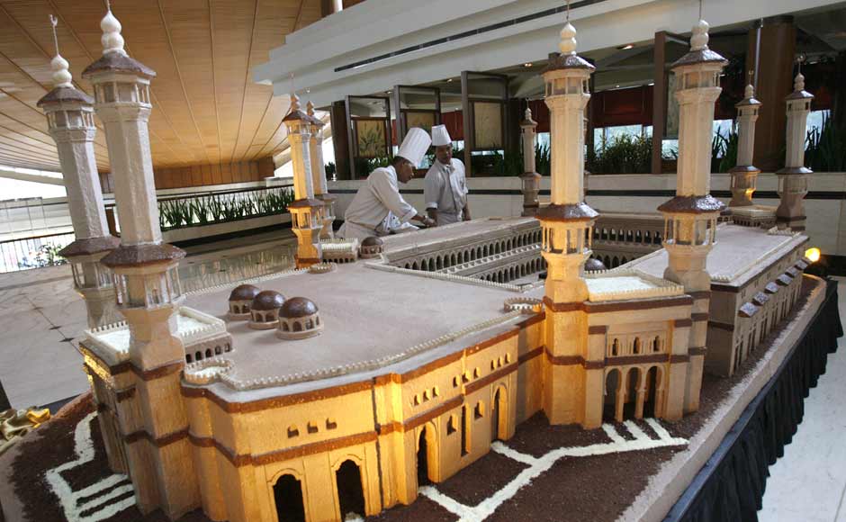 Chefs put finishing touches to a chocolate model of the Grand Mosque in a luxury hotel in Jakarta in this photo dated 16 September 2007. The chocolate sculpture, measuring 2.5 metres by 5 metres, was made from 150 kg of chocolate. Reuters Chefs put finishing touches to a chocolate model of the Grand Mosque in a luxury hotel in Jakarta in this photo dated 16 September 2007. The chocolate sculpture, measuring 2.5 metres by 5 metres, was made from 150 kg of chocolate. Reuters