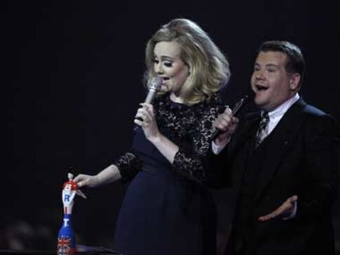 Adele shows the finger at BRIT Awards