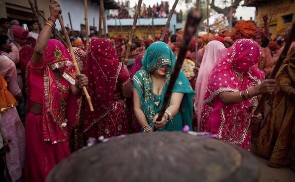 Images: Holi with gulal and sticks Images: Holi with gulal and sticks
