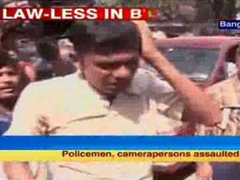 Lawyers attack journalists outside Bangalore court, policeman dies Lawyers attack journalists outside Bangalore court, policeman dies