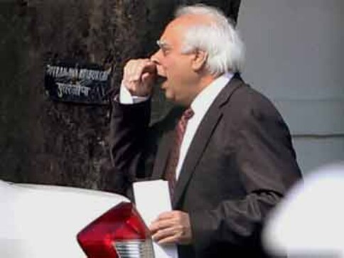 Is Sibal trying to clean up 2G spectrum mess or worsen it? Is Sibal trying to clean up 2G spectrum mess or worsen it?