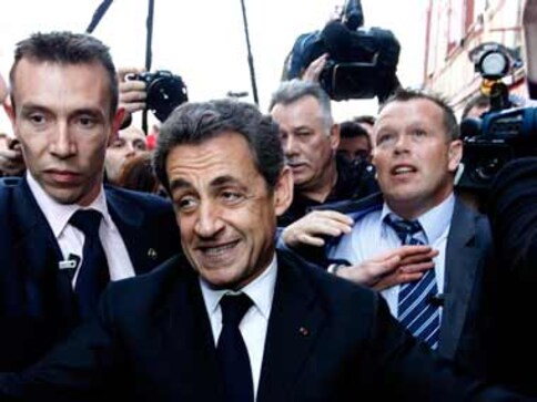 Sarkozy takes refuge in a bar to escape protesters