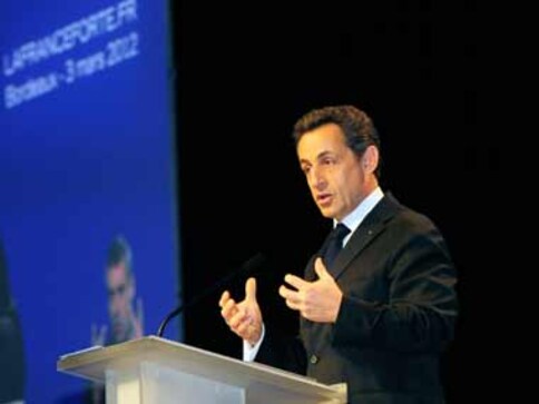 Sarkozy courts French right with immigration pledge