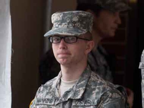 Attorney asks to dismiss charges against Manning in Wikileaks case