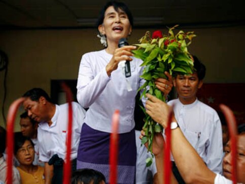 Suu Kyi's party will protect Myanmar's constitution, to attend parliament Suu Kyi's party will protect Myanmar's constitution, to attend parliament