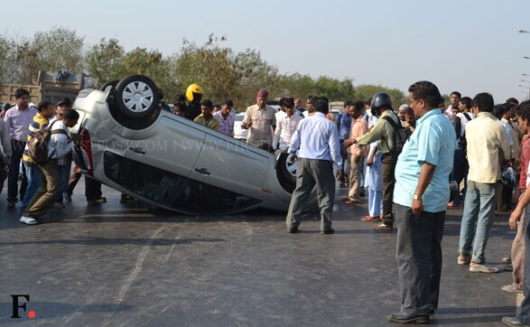 Images: Miraculous escape for couple in Mumbai Images: Miraculous escape for couple in Mumbai