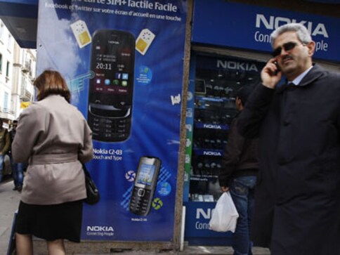 Fitch cuts Nokia to junk, outlook negative