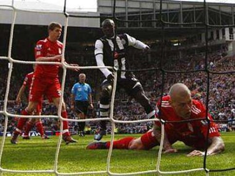 Adebayor double lifts Spurs, Newcastle win again Adebayor double lifts Spurs, Newcastle win again