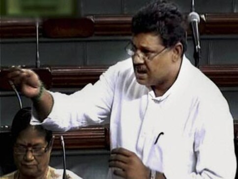 Azad adopts Anna's tactics; begins fast against IPL