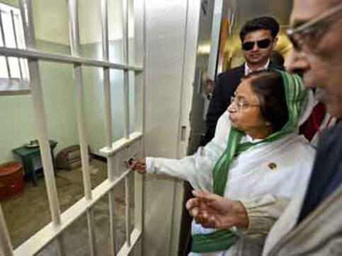 President Patil defends her foreign tours again President Patil defends her foreign tours again