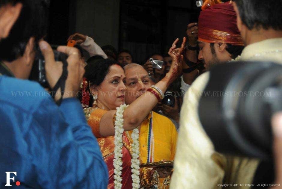 Wearing a Kanjeevaram saree, Hema Malini welcomed the groom Bharat Takhtani at the Iskcon temple. Raju Shelar/Firstpost Wearing a Kanjeevaram saree, Hema Malini welcomed the groom Bharat Takhtani at the Iskcon temple. Raju Shelar/Firstpost