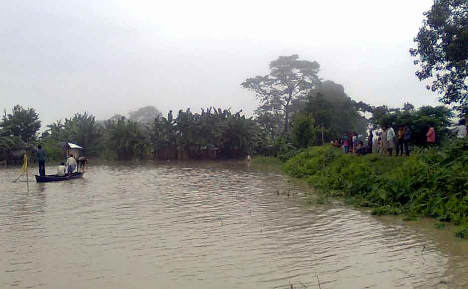 Worried people look towards the rising Brahmaputra. Image courtesy Alok Kar Dowerah Worried people look towards the rising Brahmaputra. Image courtesy Alok Kar Dowerah