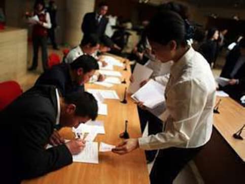 No cheques: Govt, RBI want to checkmate paper money No cheques: Govt, RBI want to checkmate paper money