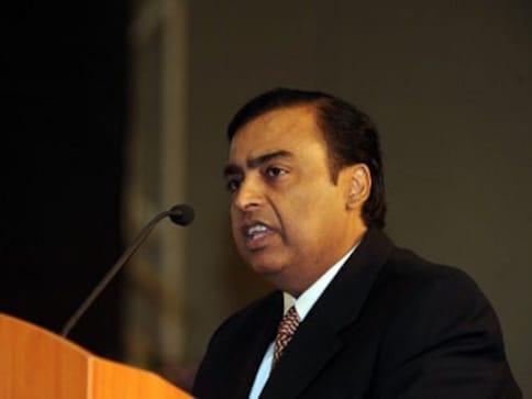 RIL: No growth, shrinking profits but cash is piling on
