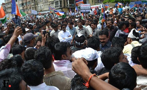 Images: Raj Thackeray flexes political muscle at Mumbai rally Images: Raj Thackeray flexes political muscle at Mumbai rally