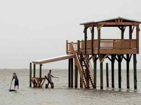 Hurricane Isaac threatens New Orleans levees, exceeds the barrier Hurricane Isaac threatens New Orleans levees, exceeds the barrier