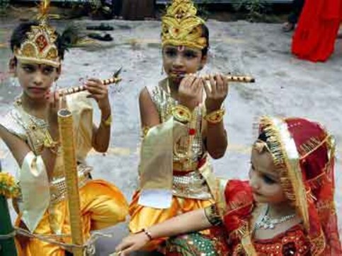 India celebrates Janmashtami with fervour, devotees visit temples, youths participate in dahi handi festivities India celebrates Janmashtami with fervour, devotees visit temples, youths participate in dahi handi festivities
