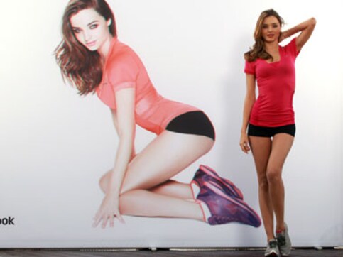 Australian supermodel Miranda Kerr exercises even in flights Australian supermodel Miranda Kerr exercises even in flights
