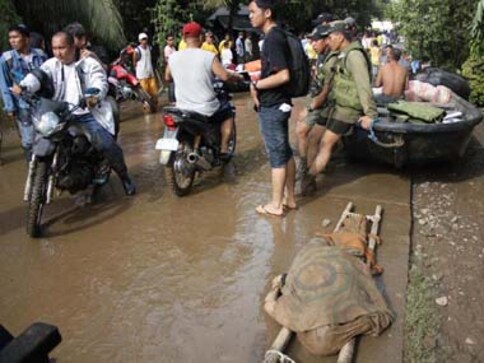 Heavy rains paralyse Philippine capital, kill 8